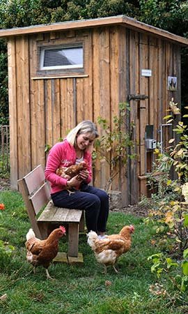 Gartenbereich mit den Hühnern und Marianne Schäuble