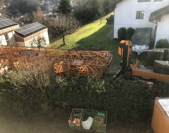 Kran liegt abgebaut auf der Wiese